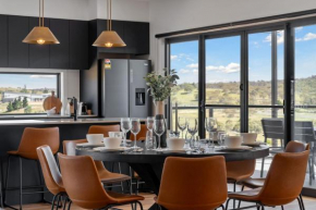 1B Alpine View Retreat - 4BR Luxurious Escape l Mountain Views l Fast WiFi, Jindabyne